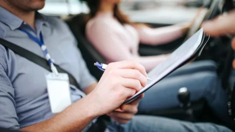 Permis de conduire : Faut-il choisir une auto-école traditionnelle ou en ligne ?