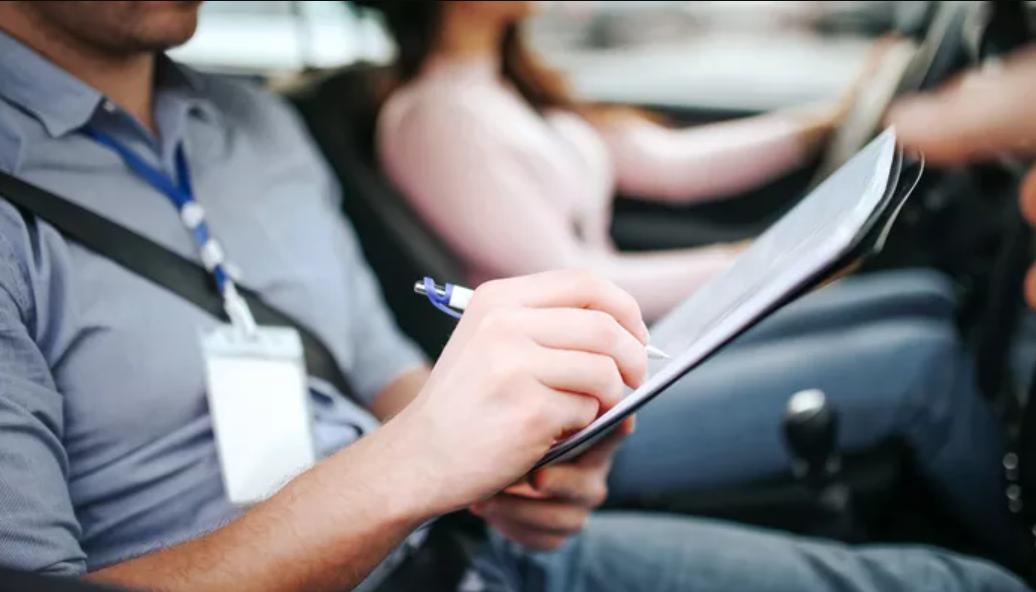 Permis de conduire : Faut-il choisir une auto-école traditionnelle ou en ligne ?